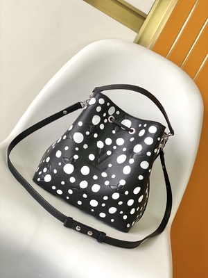 Señoras NéOnoé negro blanco milímetro Louis Vuitton Yayoi Kusama Handbag