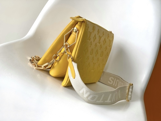 El monograma del girasol grabó en relieve los bolsos calificados de encargo Coussin P.M. Louis Vuitton Puffy Lambskin