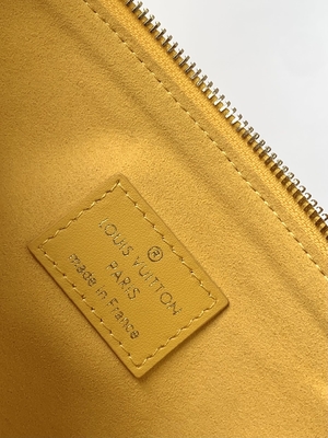 El monograma del girasol grabó en relieve los bolsos calificados de encargo Coussin P.M. Louis Vuitton Puffy Lambskin