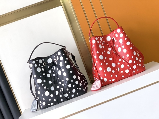 Señoras NéOnoé negro blanco milímetro Louis Vuitton Yayoi Kusama Handbag