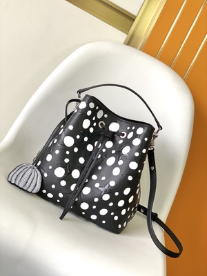 Señoras NéOnoé negro blanco milímetro Louis Vuitton Yayoi Kusama Handbag