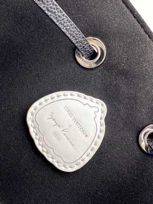 Señoras NéOnoé negro blanco milímetro Louis Vuitton Yayoi Kusama Handbag
