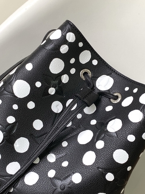 Señoras NéOnoé negro blanco milímetro Louis Vuitton Yayoi Kusama Handbag