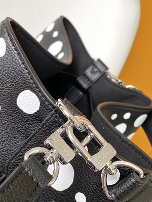 Señoras NéOnoé negro blanco milímetro Louis Vuitton Yayoi Kusama Handbag