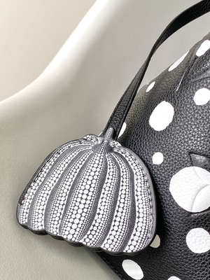 Señoras NéOnoé negro blanco milímetro Louis Vuitton Yayoi Kusama Handbag