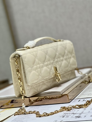 Negro calificado Flip Closure de señora Dior Patent Clutch Small Pearl