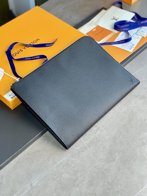 Cuero del GM Cuir Taurillon de Louis Vuitton Pochette Jour del diseñador en monederos Noir negros