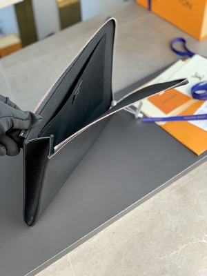 Cuero del GM Cuir Taurillon de Louis Vuitton Pochette Jour del diseñador en monederos Noir negros
