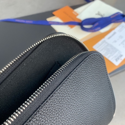 Cuero del GM Cuir Taurillon de Louis Vuitton Pochette Jour del diseñador en monederos Noir negros