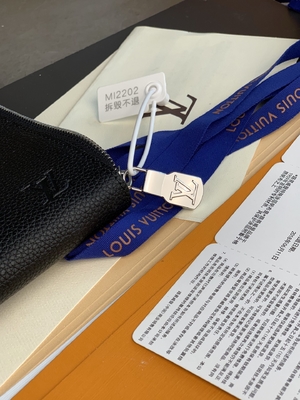 Cuero del GM Cuir Taurillon de Louis Vuitton Pochette Jour del diseñador en monederos Noir negros