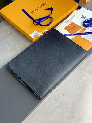 Cuero del GM Cuir Taurillon de Louis Vuitton Pochette Jour del diseñador en monederos Noir negros