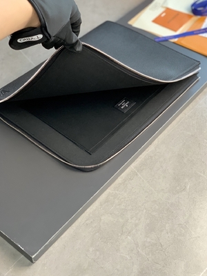 Cuero del GM Cuir Taurillon de Louis Vuitton Pochette Jour del diseñador en monederos Noir negros