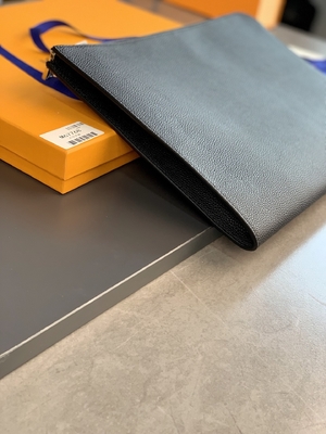 Cuero del GM Cuir Taurillon de Louis Vuitton Pochette Jour del diseñador en monederos Noir negros