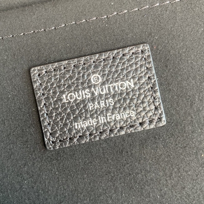 Cuero del GM Cuir Taurillon de Louis Vuitton Pochette Jour del diseñador en monederos Noir negros