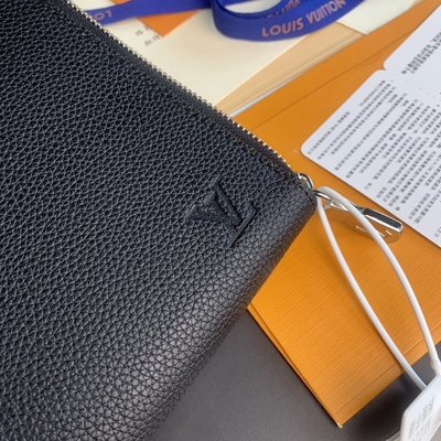 Cuero del GM Cuir Taurillon de Louis Vuitton Pochette Jour del diseñador en monederos Noir negros