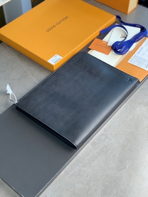 Cuero del GM Cuir Taurillon de Louis Vuitton Pochette Jour del diseñador en monederos Noir negros