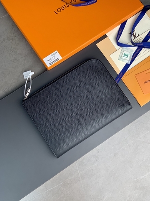Cuero del GM Cuir Taurillon de Louis Vuitton Pochette Jour del diseñador en monederos Noir negros