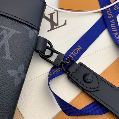 La sombra del monograma cubre a Mini Designer Purses Pochette con cuero para ir Louis Vuitton