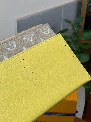 Primavera blanca del bolso de Pochette Felicie LV en el monograma Empreinte de la ciudad