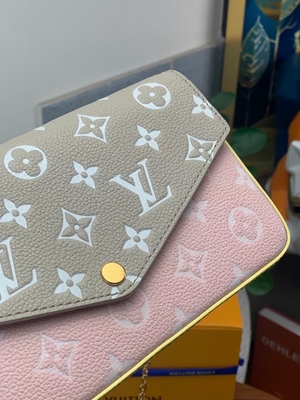 Primavera blanca del bolso de Pochette Felicie LV en el monograma Empreinte de la ciudad
