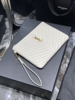 El monograma acolchó YVES SAINT LAURENT de cuero acolchó el embrague de cuero del sobre de la bolsa