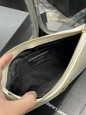 El monograma acolchó YVES SAINT LAURENT de cuero acolchó el embrague de cuero del sobre de la bolsa