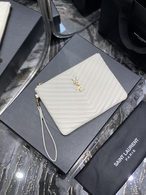 El monograma acolchó YVES SAINT LAURENT de cuero acolchó el embrague de cuero del sobre de la bolsa