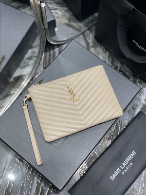 El monograma acolchó YVES SAINT LAURENT de cuero acolchó el embrague de cuero del sobre de la bolsa