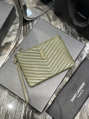 El monograma acolchó YVES SAINT LAURENT de cuero acolchó el embrague de cuero del sobre de la bolsa