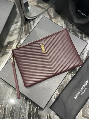 El monograma acolchó YVES SAINT LAURENT de cuero acolchó el embrague de cuero del sobre de la bolsa