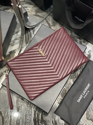 El monograma acolchó YVES SAINT LAURENT de cuero acolchó el embrague de cuero del sobre de la bolsa