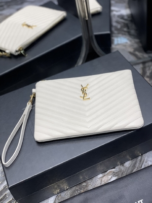 El monograma acolchó YVES SAINT LAURENT de cuero acolchó el embrague de cuero del sobre de la bolsa