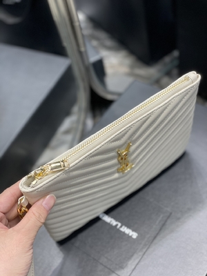 El monograma acolchó YVES SAINT LAURENT de cuero acolchó el embrague de cuero del sobre de la bolsa