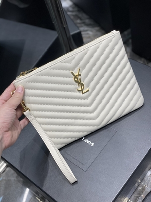 El monograma acolchó YVES SAINT LAURENT de cuero acolchó el embrague de cuero del sobre de la bolsa