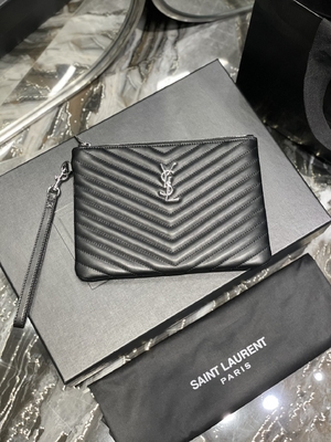 El monograma acolchó YVES SAINT LAURENT de cuero acolchó el embrague de cuero del sobre de la bolsa