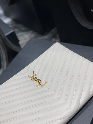 El monograma acolchó YVES SAINT LAURENT de cuero acolchó el embrague de cuero del sobre de la bolsa