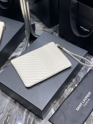 El monograma acolchó YVES SAINT LAURENT de cuero acolchó el embrague de cuero del sobre de la bolsa