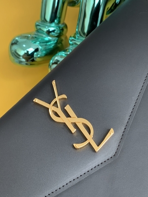 Santo grabado en relieve Laurent Preloved Branded Bag Uptown Clutch de cuero Grain De Poudre