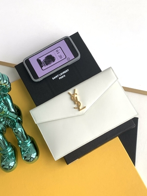 Santo grabado en relieve Laurent Preloved Branded Bag Uptown Clutch de cuero Grain De Poudre