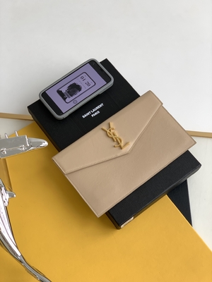 Santo grabado en relieve Laurent Preloved Branded Bag Uptown Clutch de cuero Grain De Poudre