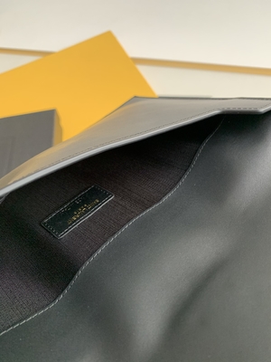 Santo grabado en relieve Laurent Preloved Branded Bag Uptown Clutch de cuero Grain De Poudre