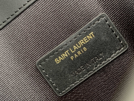 Santo grabado en relieve Laurent Preloved Branded Bag Uptown Clutch de cuero Grain De Poudre