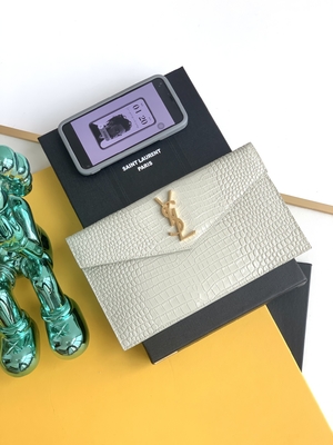 Santo grabado en relieve Laurent Preloved Branded Bag Uptown Clutch de cuero Grain De Poudre