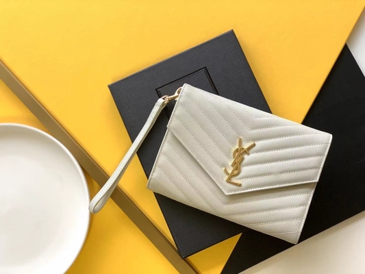 El monograma de YVES SAINT LAURENT del caviar acolchó el bolso de embrague de cuero del sobre