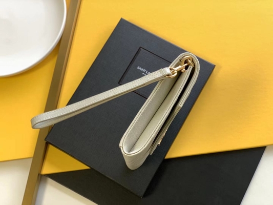 El monograma de YVES SAINT LAURENT del caviar acolchó el bolso de embrague de cuero del sobre