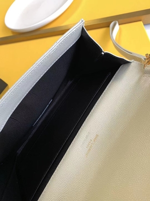 El monograma de YVES SAINT LAURENT del caviar acolchó el bolso de embrague de cuero del sobre