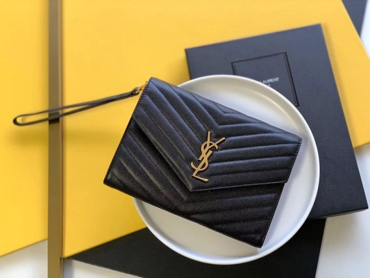 El monograma de YVES SAINT LAURENT del caviar acolchó el bolso de embrague de cuero del sobre