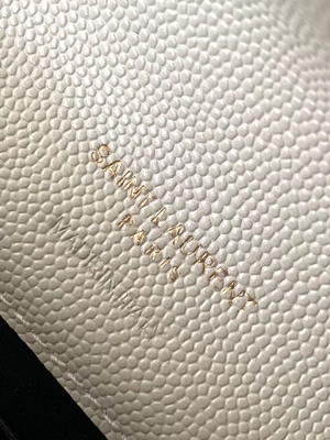 El monograma de YVES SAINT LAURENT del caviar acolchó el bolso de embrague de cuero del sobre