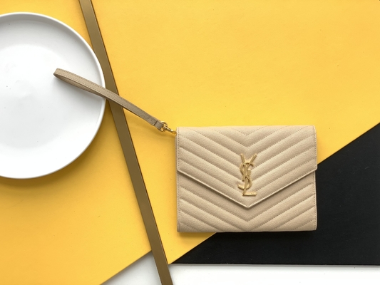 El monograma de YVES SAINT LAURENT del caviar acolchó el bolso de embrague de cuero del sobre