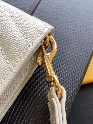 El monograma de YVES SAINT LAURENT del caviar acolchó el bolso de embrague de cuero del sobre